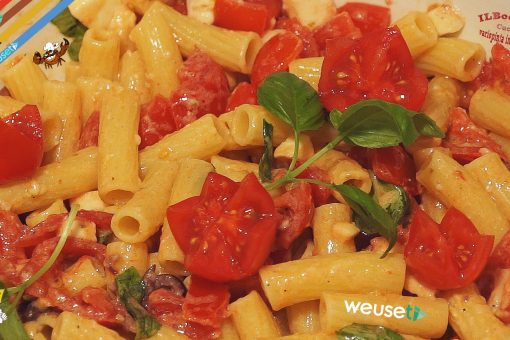 142 – Pasta fredda pomodoro, mozzarella, capperi e olive… ti par d’esse alle Maldive!