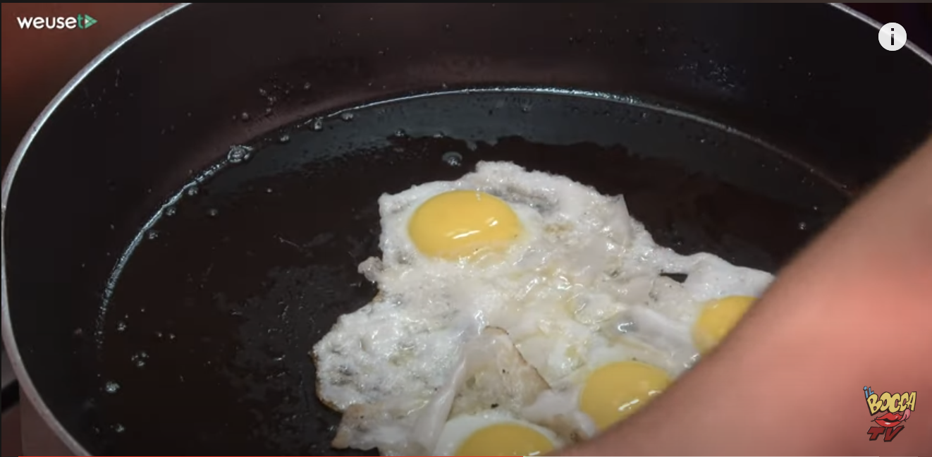 aggiunta di lardo sulle uova