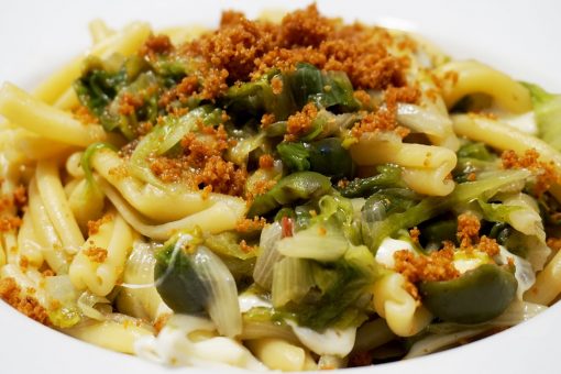 675 – Pasta scarola olive e alici… ci stan bene anche i pici!