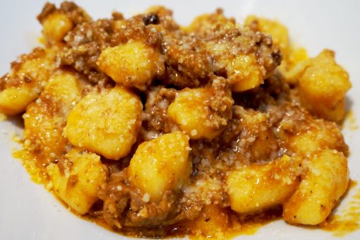 560 – Gnocchi di polenta al sugo di cinta senese… ci vo’ avanti tutto il mese!