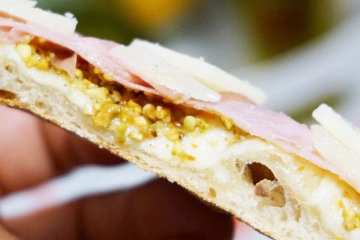 639 – Pinsa mortadella, crema di pistacchio e grana… a dir poco tanta lana!