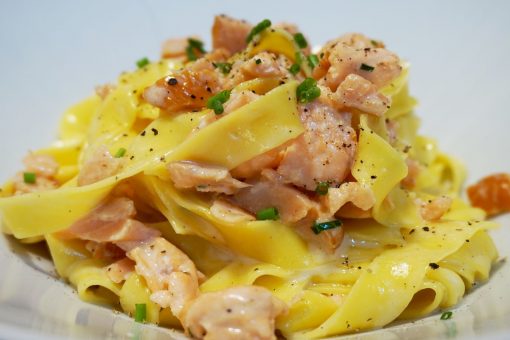 651 – Pasta al salmone affumicato con panna… e ti allunghi di una spanna!