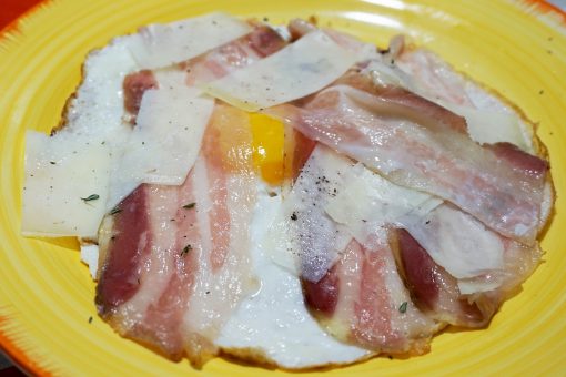 629 – Uovo alla occhio di bue con guanciale e pecorino… con del pane e un pò di vino!